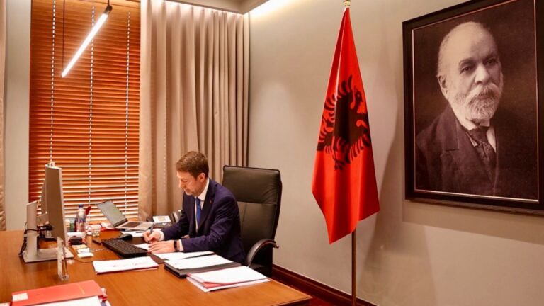 “Do ta ngre sërish flamurin serb në Kosovë”/ Tirana reagon pas deklaratave të Ivica Daçiç: Kosova, realitet i pakthyeshëm!