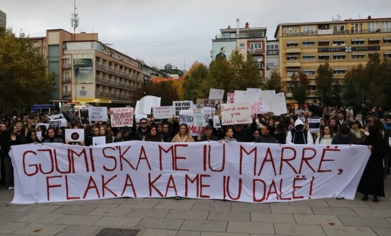 Në Prishtinë protestohet për vrasjen e Arlinda Zekajt (VIDEO)
