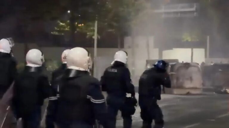 Vijon tubimi, policia qëllon me plumba gome në drejtim të protestuesve! Terror tek Rruga e Dibrës!