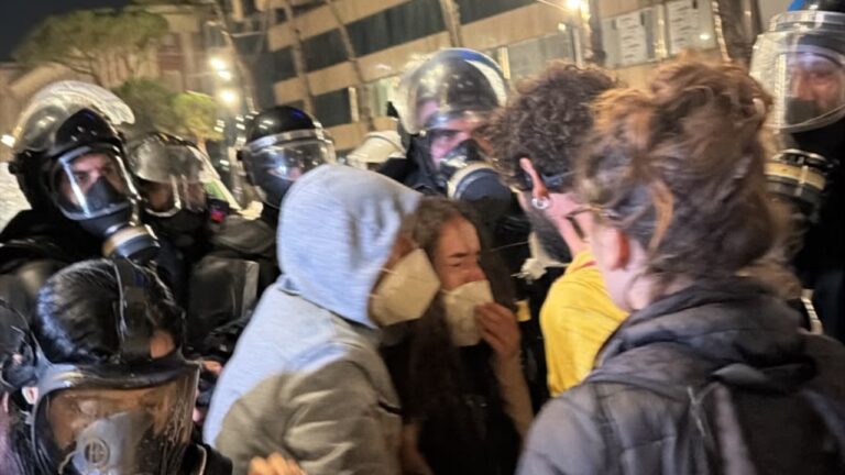 Përshkallëzohet situata te Kryeministria/ Policia nuk kursen as gratë e vajzat, ujë me presion e gaz lotsjellës!