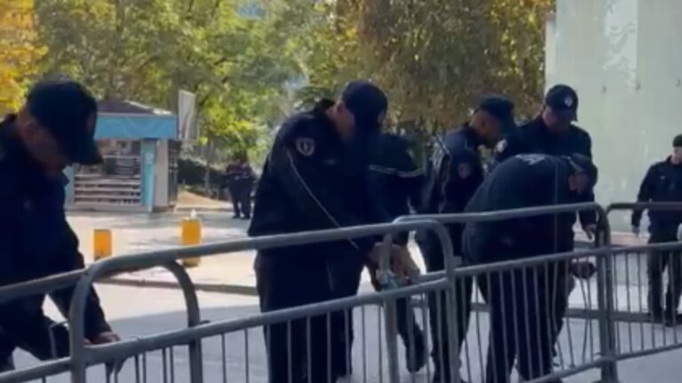 Përfundon seanca parlamentare, policia heq gardhin metalik para Kuvendit, protestuesit nisen drejt Ministrisë së Arsimit