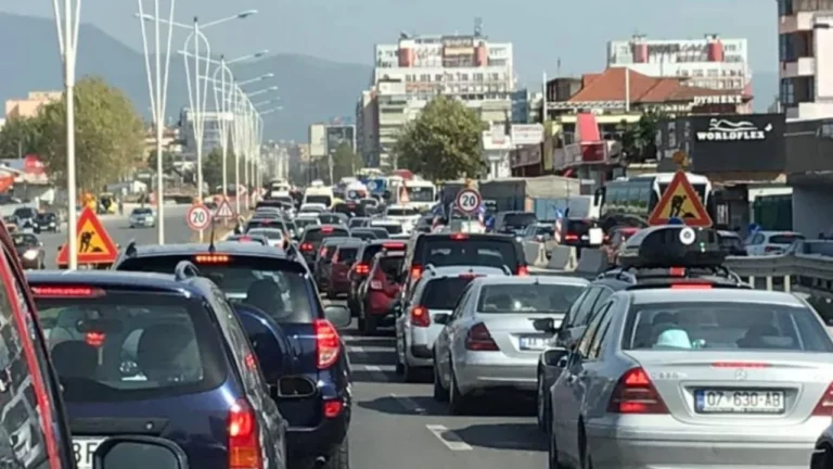 Dyfishohet taksa e makinave/ Ndryshon nga janari 2027, automjetet e vjetra dhe ato me naftë paguajnë më shumë