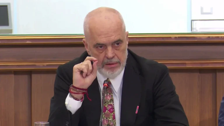 Rama nis “spastrimet” në administratë, i kërkon ministrave dorëheqjet e të gjithë drejtorëve të institucioneve